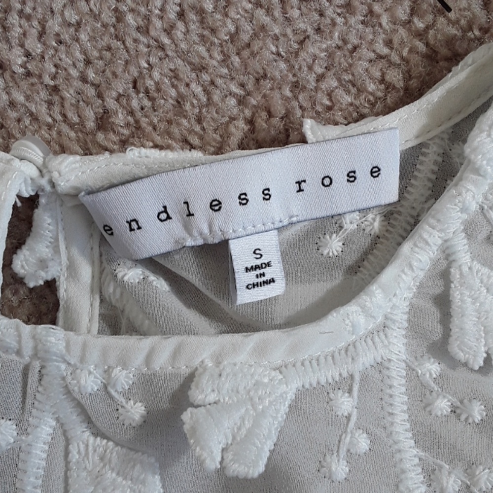 Beautiful white top size small - Picture 4 of 6